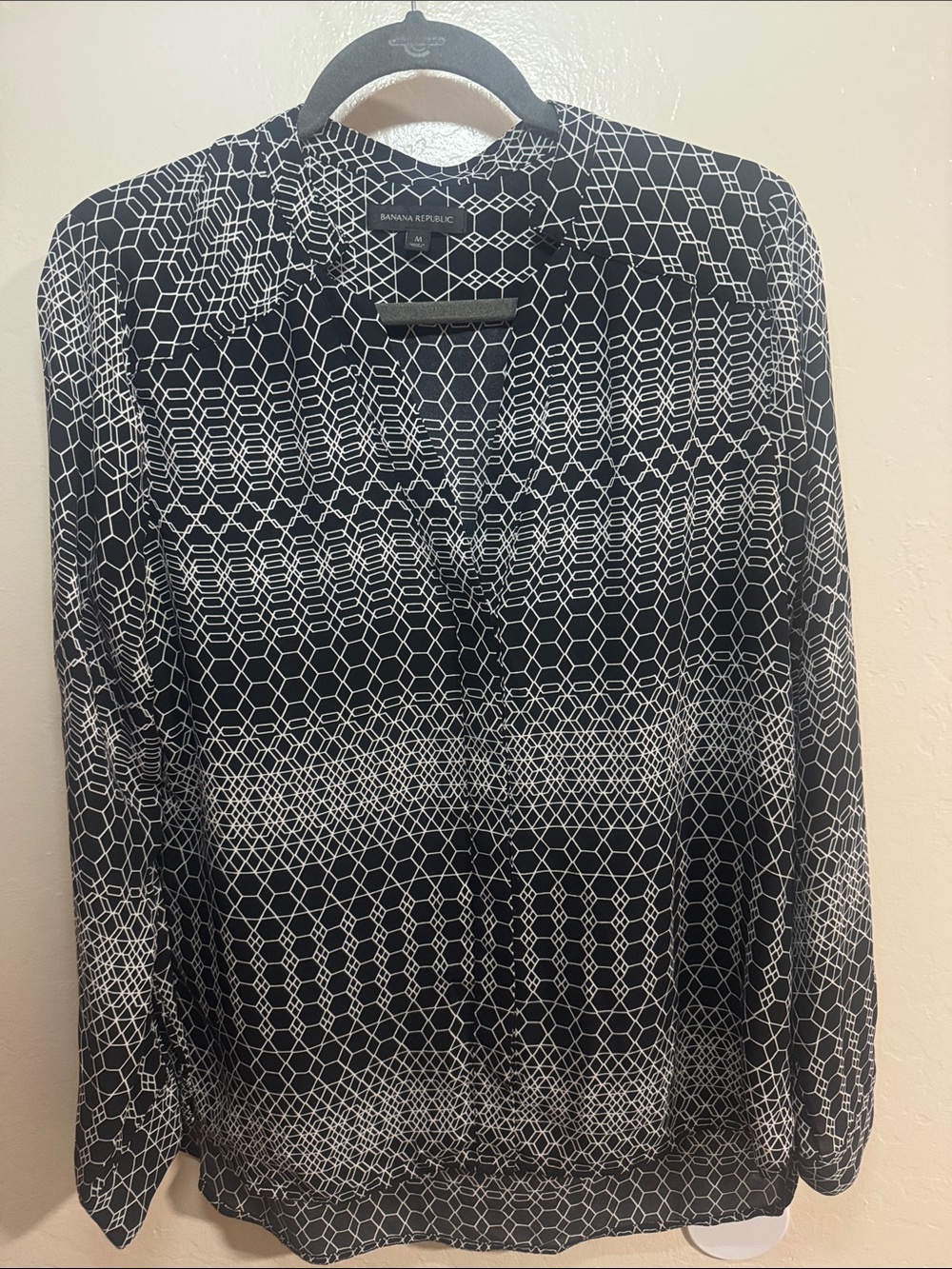 Banana Republic Black & White Geometric V-Neck Top size M